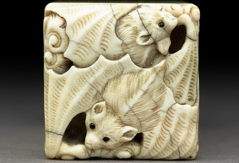 Ivory bat seal Carved ivory official sea, with bats